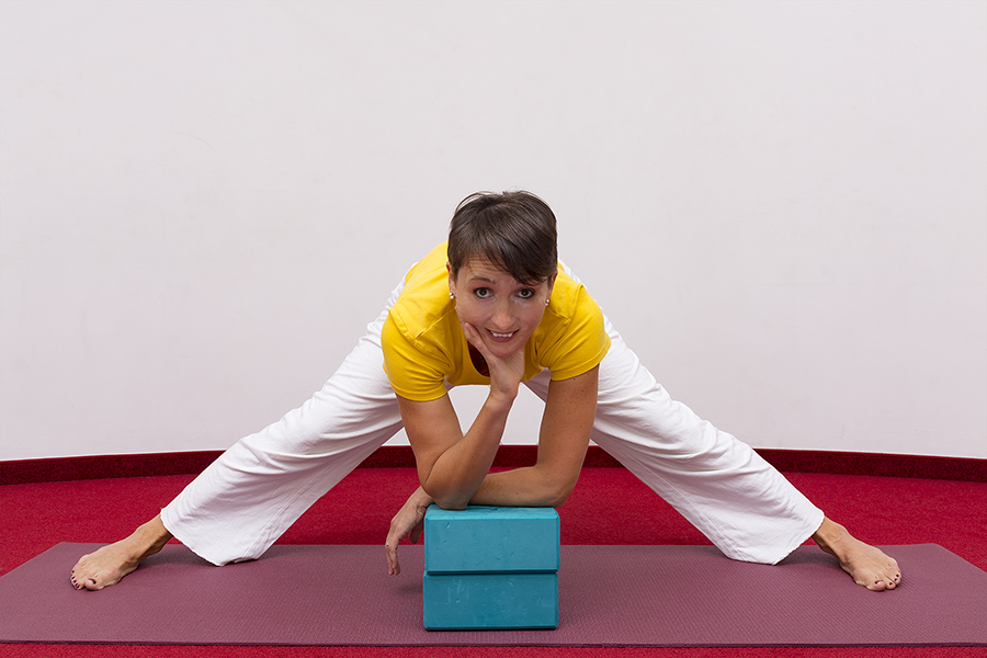 Iris Schuebl Leitner macht Faszienyoga auf Yoga-Blöcken. 